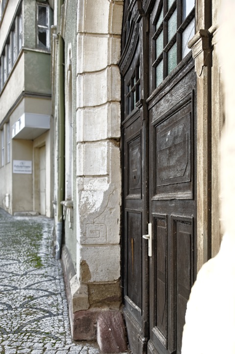 Bild: Verfallenes Landratsamt in der Altstadt von Mansfeld. NIKON D700 mit Objektiv AF-S NIKKOR 28-300 mm 1:3,5-5,6G ED VR.