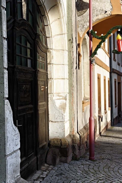 Bild: Verfallenes Landratsamt in der Altstadt von Mansfeld. NIKON D700 mit Objektiv AF-S NIKKOR 28-300 mm 1:3,5-5,6G ED VR.