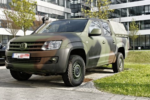 Bild: Militarisierter VW AMAROK mit ziviler Händlernummer und Nummernschildhalterung mit Aufschrift der Bundeswehr. NIKON D300s mit AF-S NIKKOR 28-300 mm 1:3,5-5,6G ED VR ¦¦ ISO200 ¦ f/9 ¦ 1/125 s ¦ FX 28 mm (DX 42 mm).