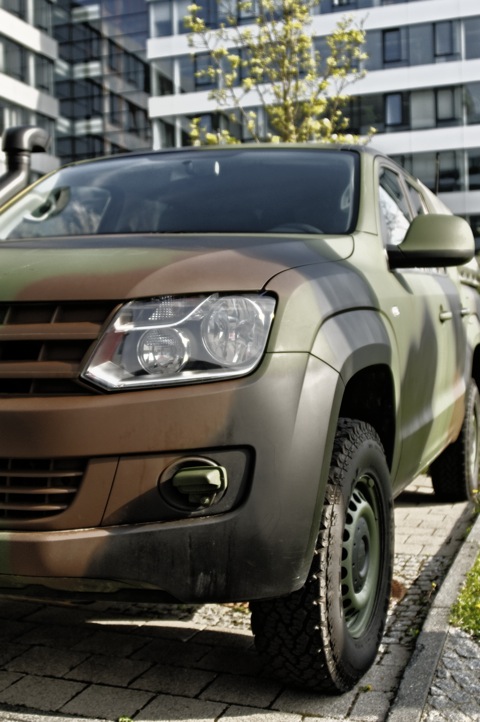 Bild: Militarisierter VW AMAROK. NIKON D300s mit AF-S NIKKOR 28-300 mm 1:3,5-5,6G ED VR ¦¦ ISO200 ¦ f/3 ¦ 1/1250 s ¦ FX 28 mm (DX 42 mm).