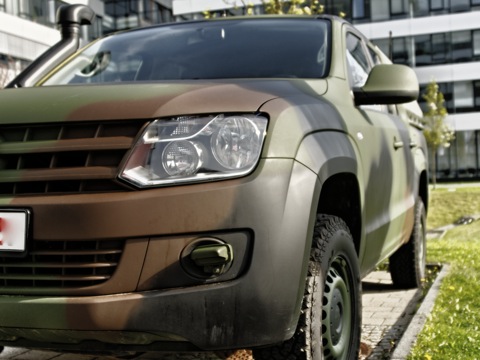 Bild: VW AMAROK in einer Militärversion. NIKON D300s mit AF-S NIKKOR 28-300 mm 1:3,5-5,6G ED VR ¦¦ ISO200 ¦ f/3 ¦ 1/1250 s ¦ FX 28 mm (DX 42 mm).