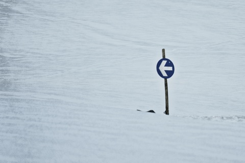 Bild: Nur Linksabbiegen? Schneemassen im Kleinwalsertal im Frühjahr 2012.