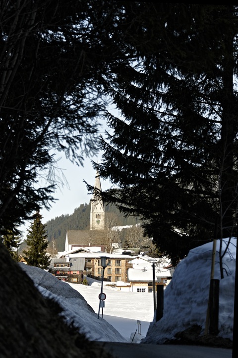 Bild: Die Kirche von Mittelberg im Kleinwalsertal im Frühjahr 2012.