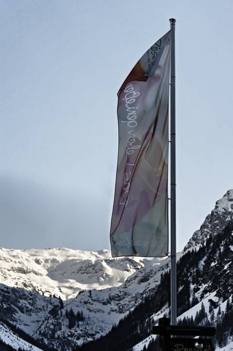 Bild: Wehende Flagge in Mittelberg im Kleinwalsertal im Frühjahr 2012.