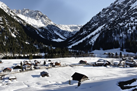 Bild: Blick von Mittelberg auf Baad im Kleinwalsertal.