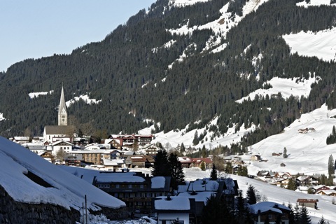 Bild: Blick von Mittelberg auf Mittelberg im Kleinwalsertal.