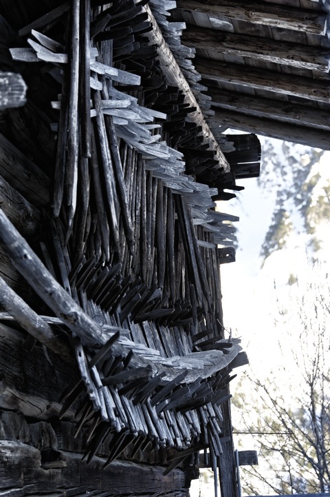 Bild: Heinzen an einem Stadel in Mittelberg im Kleinwalsertal.