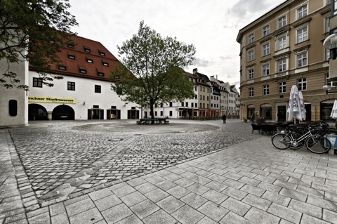 Bild: Am Münchner Stadtmuseum. NIKON D300s mit Weitwinkelobjektiv SIGMA 10-20mm F3.5 EX DC HSM ¦¦ ISO200 ¦ f/3.0 ¦ 1/640 s ¦ FX 10 mm.