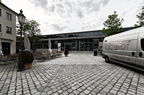 Bild: An der Schrannenhalle. NIKON D300s mit Weitwinkelobjektiv SIGMA 10-20mm F3.5 EX DC HSM ¦¦ ISO200 ¦ f/3.0 ¦ 1/640 s ¦ FX 10 mm.