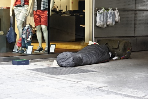 Bild: Glanz und Elend in der Sendlinger Straße in München. Obdachloser vor Nobelboutique. NIKON D700 mit AF-S NIKKOR 28-300 mm 1:3,5-5,6G ED VR ¦¦ ISO1600 ¦ f/5.0 ¦ 1/80 s ¦ FX 90 mm.