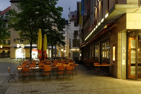 Bild: Restaurant am Frauenplatz. NIKON D700 mit AF-S NIKKOR 28-300 mm 1:3,5-5,6G ED VR ¦¦ ISO6400 ¦ f/9 ¦ 1/20 s ¦ FX 28 mm.