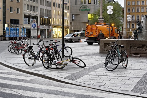 Bild: Fahrräder am Marienplatz. NIKON D700 mit AF-S NIKKOR 28-300 mm 1:3,5-5,6G ED VR ¦¦ ISO6400 ¦ f/9 ¦ 1/40 s ¦ FX 48 mm.