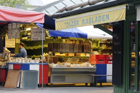 Bild: France meets Bavaria - das gibt’s nur auf dem Viktualienmarkt in München. NIKON D700 mit AF-S NIKKOR 28-300 mm 1:3,5-5,6G ED VR ¦¦ ISO1250 ¦ f/5.0 ¦ 1/40 s ¦ FX 90 mm.