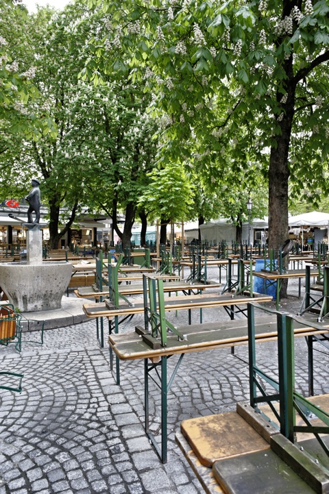 Bild: Noch verlassen - Der Biergarten auf dem Viktualienmarkt. NIKON D700 mit CARL ZEISS Distagon T* 2,8/25 ZF ¦¦ ISO200 ¦ f/8 ¦ 1/25 s ¦ FX 25 mm.