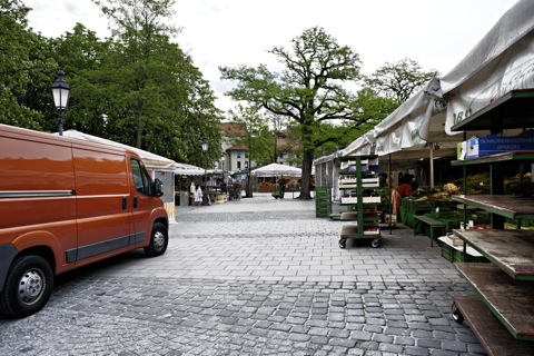 Bild: Warenlieferung auf dem Viktualienmarkt. NIKON D700 mit CARL ZEISS Distagon T* 2,8/25 ZF ¦¦ ISO200 ¦ f/8 ¦ 1/160 s ¦ FX 25 mm.