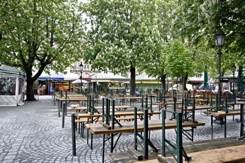 Bild: Noch verlassen - Der Biergarten auf dem Viktualienmarkt. NIKON D700 mit CARL ZEISS Distagon T* 2,8/25 ZF ¦¦ ISO200 ¦ f/8 ¦ 1/20 s ¦ FX 25 mm.