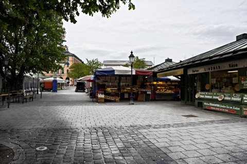 Bild: Französische und bayerische Käsedelikatessen auf dem Viktualienmarkt. NIKON D700 mit CARL ZEISS Distagon T* 2,8/25 ZF ¦¦ ISO200 ¦ f/8 ¦ 1/125 s ¦ FX 25 mm.