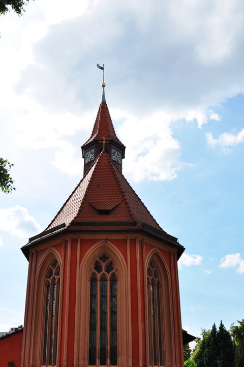 Bild: Auf dem historischen Johannisfriedhof zu Nürnberg. Aufnahme mit NIKON D90 und Objektiv AF-S DX NIKKOR 18-105 mm 1:3,5-5,6G ED VR. ISO 200 - Brennweite 58 mm (KB äquiv. 89 mm) - 1/250s - f/5.