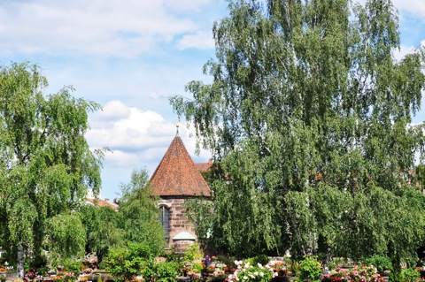 Bild: Auf dem historischen Johannisfriedhof zu Nürnberg. Aufnahme mit NIKON D90 und Objektiv AF-S DX NIKKOR 18-105 mm 1:3,5-5,6G ED VR. ISO 200 - Brennweite 32 mm (KB äquiv. 49 mm) - 1/320s - f/9.