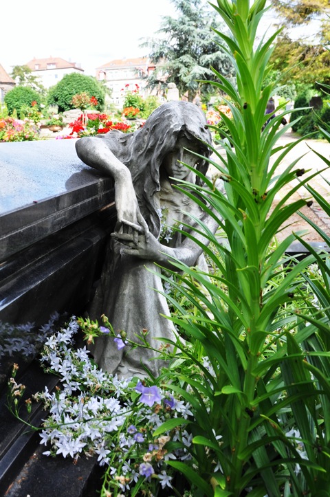 Bild: Auf dem historischen Johannisfriedhof zu Nürnberg. Aufnahme mit NIKON D90 und Objektiv AF-S DX NIKKOR 18-105 mm 1:3,5-5,6G ED VR. ISO 200 - Brennweite 18 mm (KB äquiv. 27 mm) - 1/200s - f/7.1.