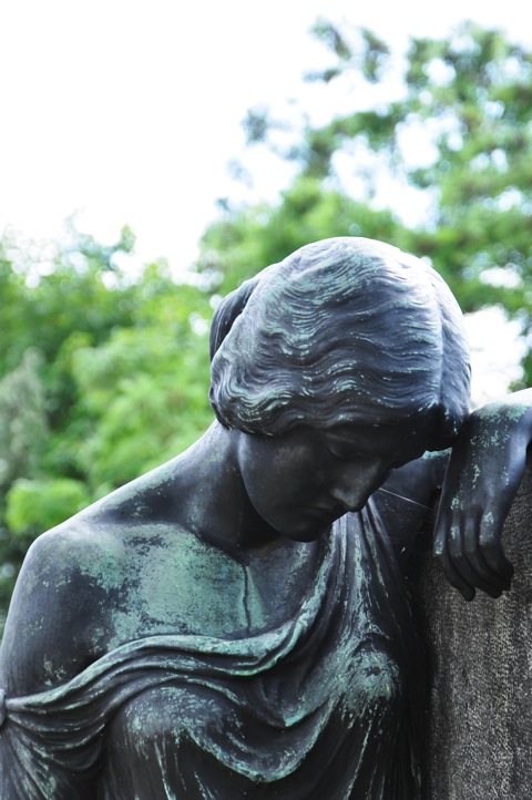 Bild: Auf dem historischen Johannisfriedhof zu Nürnberg. Aufnahme mit NIKON D90 und Objektiv AF-S DX NIKKOR 18-105 mm 1:3,5-5,6G ED VR. ISO 200 - Brennweite 18 mm (KB äquiv. 27 mm) - 1/200s - f/7.1.