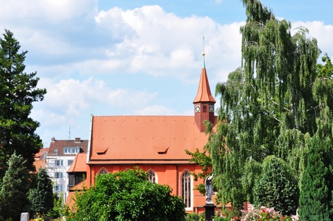 Bild: Auf dem historischen Johannisfriedhof zu Nürnberg. Aufnahme mit NIKON D90 und Objektiv AF-S DX NIKKOR 18-105 mm 1:3,5-5,6G ED VR. ISO 200 - Brennweite 45 mm (KB äquiv. 69 mm) - 1/320s - f/9.