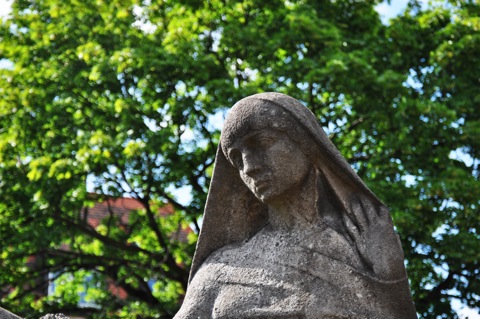 Bild: Auf dem historischen Johannisfriedhof zu Nürnberg. Aufnahme mit NIKON D90 und Objektiv AF-S DX NIKKOR 18-105 mm 1:3,5-5,6G ED VR. ISO 200 - Brennweite 58 mm (KB äquiv. 89 mm) - 1/400s - f/5.