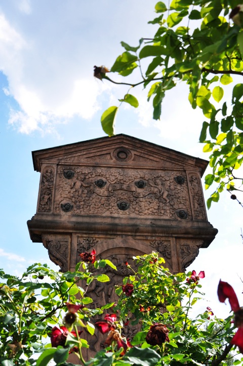 Bild: Auf dem historischen Johannisfriedhof zu Nürnberg. Aufnahme mit NIKON D90 und Objektiv AF-S DX NIKKOR 18-105 mm 1:3,5-5,6G ED VR. ISO 200 - Brennweite 18 mm (KB äquiv. 27 mm) - 1/1320s - f/9.