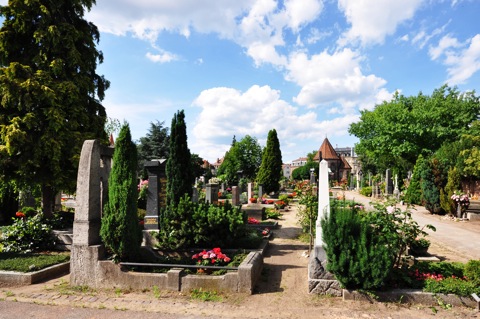 Bild: Auf dem historischen Johannisfriedhof zu Nürnberg. Aufnahme mit NIKON D90 und Objektiv SIGMA 10-20mm 1:4-5.6 DC HSM. Brennweite 10 mm (KB äquiv. 15 mm) - 1/1320s - f/9.