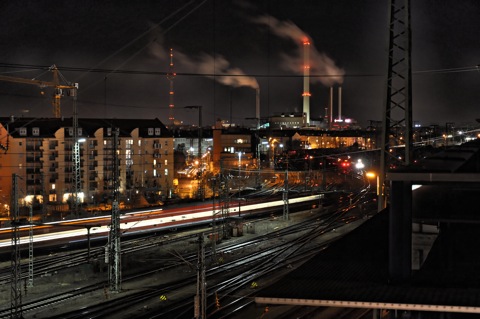 Bild: Der Hauptbahnhof von Nürnberg bei Nacht.