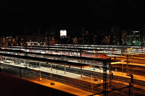 Bild: Der Hauptbahnhof von Nürnberg bei Nacht.