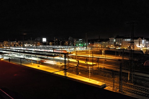 Bild: Der Hauptbahnhof von Nürnberg bei Nacht.