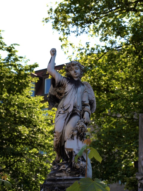 Bild: Auf dem ROCHUSFRIEDHOF im Stadtteil Gostenhof in Nürnberg.