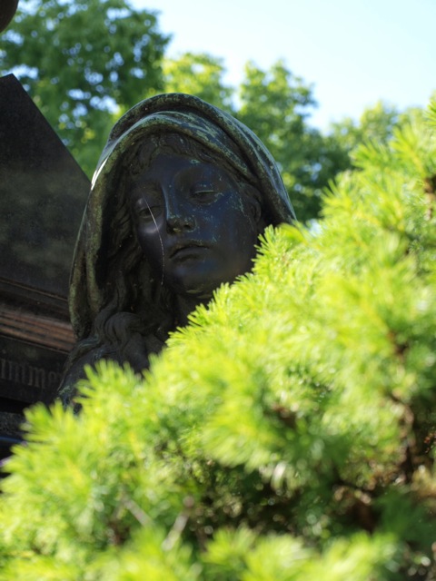 Bild: Auf dem ROCHUSFRIEDHOF im Stadtteil Gostenhof in Nürnberg.