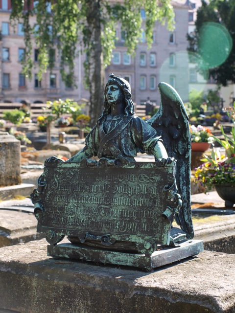 Bild: Auf dem ROCHUSFRIEDHOF im Stadtteil Gostenhof in Nürnberg.