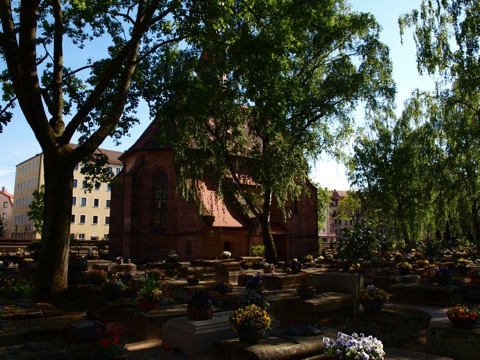 Bild: Auf dem ROCHUSFRIEDHOF im Stadtteil Gostenhof in Nürnberg.