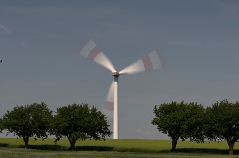 Bild: Windrad bei Quenstedt. Die Belichtungszeit wurde so gewählt, dass die Illusion einer Drehung der Flügel zu erkennen ist.
