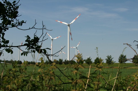 Bild: Windrad bei Quenstedt. Die Belichtungszeit wurde so gewählt, dass eine Drehung der Flügel nicht zu erkennen ist. Die Bewegung wirkt wie eingefroren.