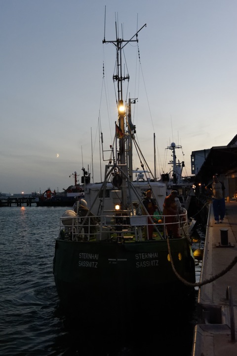 Bild: Der Fischkutter STERNHAI bei der Einfahrt in den Stadthafen von Sassnitz und beim anschließenden Entladen. NIKON D700 mit CARL ZEISS Distagon T* 1,4/35 ZF.2.