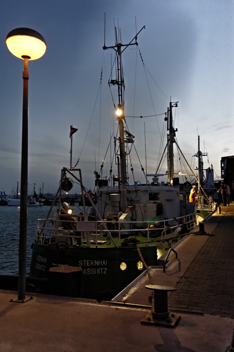 Bild: Der Fischkutter STERNHAI bei der Einfahrt in den Stadthafen von Sassnitz und beim anschließenden Entladen. NIKON D700 mit CARL ZEISS Distagon T* 1,4/35 ZF.2.