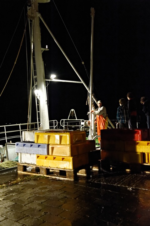 Bild: Der Fischkutter STERNHAI bei der Einfahrt in den Stadthafen von Sassnitz und beim anschließenden Entladen. NIKON D700 mit CARL ZEISS Distagon T* 1,4/35 ZF.2.