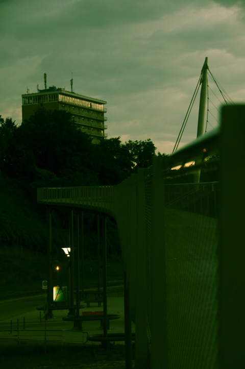 Bild: Morgendlicher Blick auf das Rügenhotel in Sassnitz. NIKON D90 mit AF-S DX NIKKOR 18-200 mm 1:3,5-5,6G ED VR Ⅱ ¦¦ ISO1250 ¦ f/4.8 ¦ 1/30 s ¦ DX 55 mm / FX 83 mm.