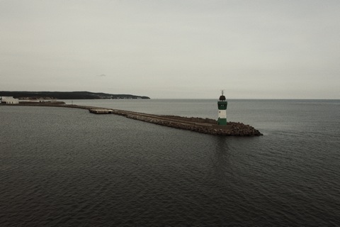 Bild: Einfahrt der SASSNITZ in den Fährhafen von Mukran.