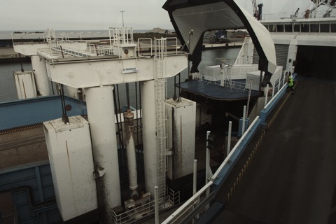 Bild: LKW-Verladung im Hafen von Mukran auf das Fährschiff SASSNITZ.