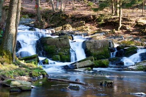 Bild: Der Selkefall bei Alexisbad im Harz. Aufnahme mit NIKON D300S und Objektiv AF-S DX NIKKOR 18-200 mm 1:3,5-5,6G ED VR Ⅱ (18-200 Millimeter).