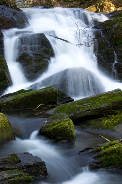 Bild: Der Selkefall bei Alexisbad im Harz. Aufnahme mit NIKON D300S und Objektiv AF-S DX NIKKOR 18-200 mm 1:3,5-5,6G ED VR Ⅱ (18-200 Millimeter).