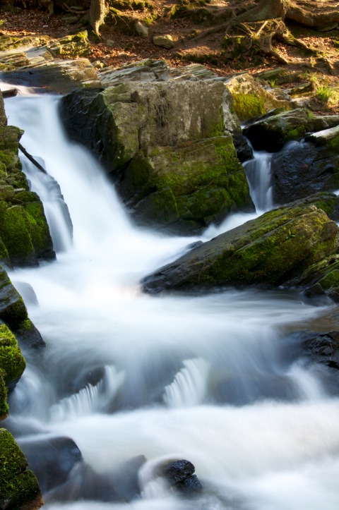 Bild: Der Selkefall bei Alexisbad im Harz. Aufnahme mit NIKON D300S und Objektiv AF-S DX NIKKOR 18-200 mm 1:3,5-5,6G ED VR Ⅱ (18-200 Millimeter).