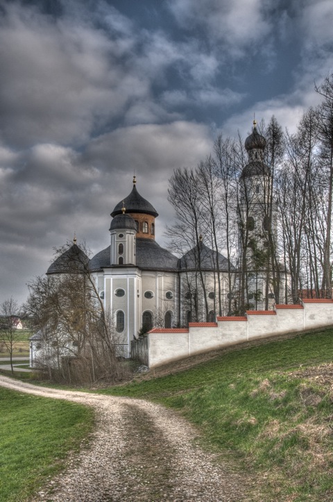 Bild: Die Wallfahrtskirche Maria Birnbaum in Sielenbach bei Dasing. NIKON D300s mit AF-S DX NIKKOR 18-105 mm 1:3,5-5,6G ED VR ¦¦ ISO400 ¦ f/11 ¦ 1/160 s ¦ DX 18 mm.