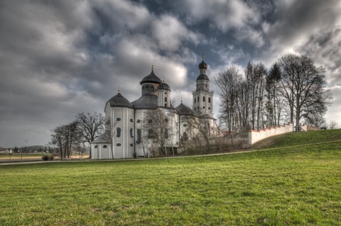 Bild: Die Wallfahrtskirche Maria Birnbaum in Sielenbach bei Dasing. NIKON D300s mit SIGMA 10-20mm F3.5 EX DC HSM ¦¦ ISO200 ¦ f/11 ¦ 1/200 s ¦ DX 10 mm.