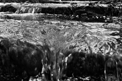 Bild: Wasserfall oder Rinnsal? Wasserlauf am Sisi-Schloss. NIKON D700 mit AF-S NIKKOR 28-300 mm 1:3,5-5,6G ED VR ¦¦ ISO200 ¦ f/5 ¦ 1/100 s ¦ 28 mm.